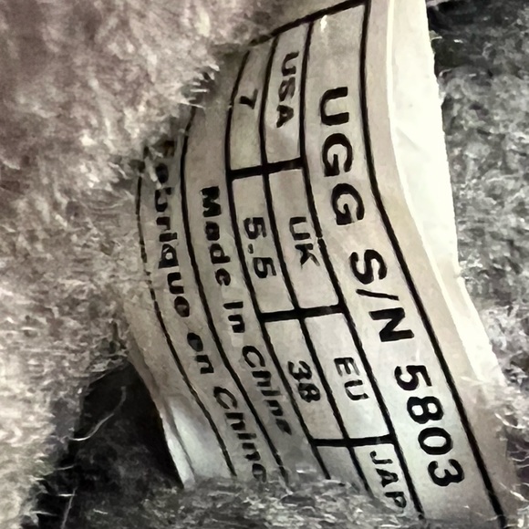 UGG gray Bailey Button sz 7 - Picture 14 of 16